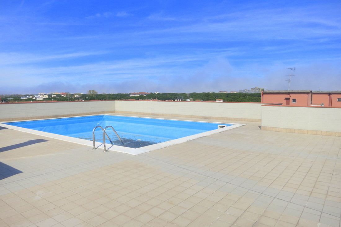 Vendesi ottimo bilocale con piscina sul tetto panoramico ... Piscina sul tetto